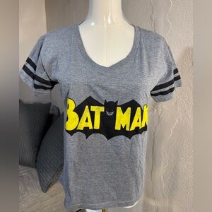 Batman Gray V-Neck Tee Women’s Large DC Comics Graphic Shirt
